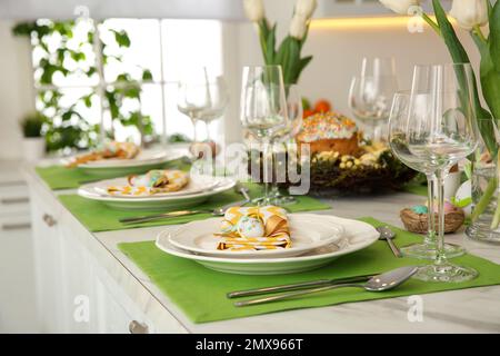 Festive Pasqua tavolo impostazione con uova di quaglia in cucina Foto Stock