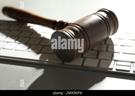 Gavel e tastiera del computer sul tavolo grigio. Criminalità informatica Foto Stock