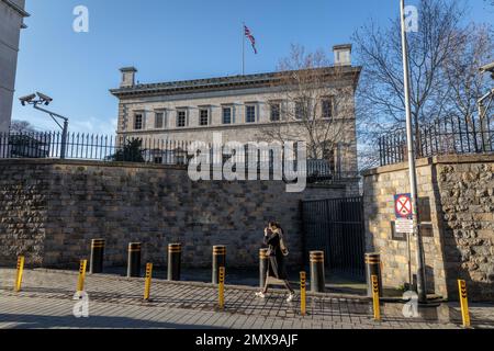 2 febbraio 2023: Il consolato britannico, situato nel quartiere Beyoglu di Istanbul, è stato temporaneamente chiuso ai visitatori a causa di possibili proteste e terrorismo il 2 febbraio 2023 a Istanbul, Turkiye. Dopo la Germania, l'Inghilterra, i Paesi Bassi, l'Italia, il Belgio e la Francia, Il Consolato Generale della Svizzera a Istanbul ha annunciato che sarà chiuso fino ad un secondo annuncio per motivi di sicurezza. (Credit Image: © Tolga Ildun/ZUMA Press Wire) SOLO PER USO EDITORIALE! Non per USO commerciale! Foto Stock