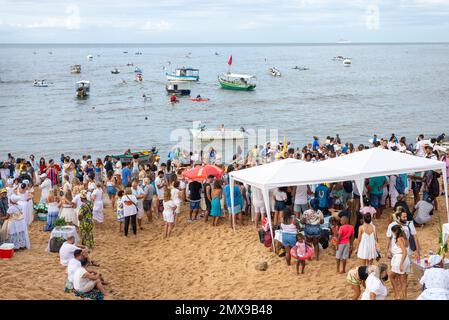 Salvador, Bahia, Brasile - 02 febbraio 2023: Migliaia di persone sono sulla spiaggia che offre regali a Iemanja sulla spiaggia di Rio Vermelho a Salvador. Foto Stock