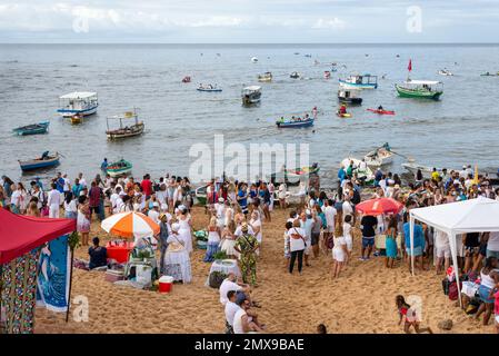 Salvador, Bahia, Brasile - 02 febbraio 2023: Migliaia di persone sono sulla spiaggia che offre regali a Iemanja sulla spiaggia di Rio Vermelho a Salvador. Foto Stock