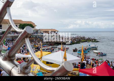 Salvador, Bahia, Brasile - 02 febbraio 2023: Migliaia di persone sono sulla spiaggia che offre regali a Iemanja sulla spiaggia di Rio Vermelho a Salvador. Foto Stock