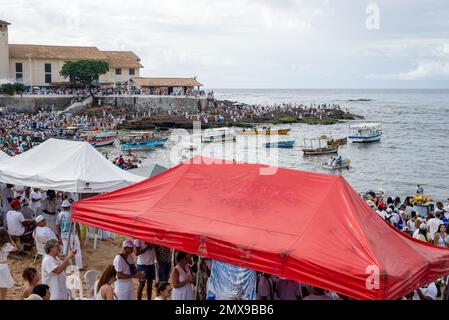 Salvador, Bahia, Brasile - 02 febbraio 2023: Migliaia di persone sono sulla spiaggia che offre regali a Iemanja sulla spiaggia di Rio Vermelho a Salvador. Foto Stock