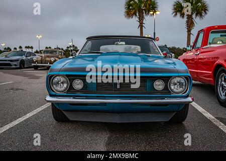 Daytona Beach, FL - 26 novembre 2022: Vista frontale in prospettiva bassa di una Chevrolet Camaro RS convertibile 1967 ad una fiera automobilistica locale. Foto Stock