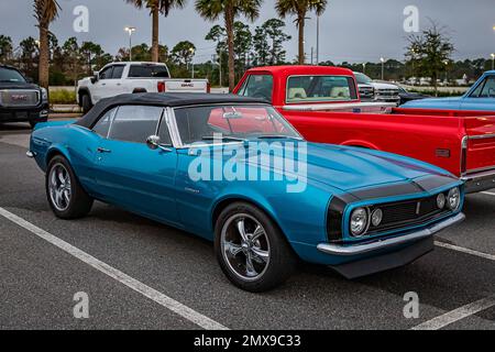 Daytona Beach, FL - 26 novembre 2022: Vista dall'alto dell'angolo anteriore di una Chevrolet Camaro RS Convertibile 1967 ad una fiera automobilistica locale. Foto Stock