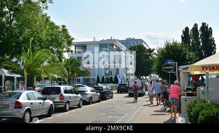 Miedzyzdroje, Polonia. 22 luglio 2021. Strade strette della stazione balneare di Miedzyzdroje Foto Stock