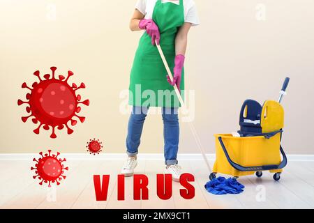 Pulizia vs virus. Donna lavaggio pavimento con spazzolone e soluzione disinfettante Foto Stock