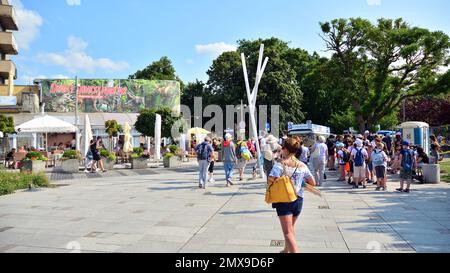 Miedzyzdroje, Polonia. 22 luglio 2021. Strade strette della stazione balneare di Miedzyzdroje Foto Stock