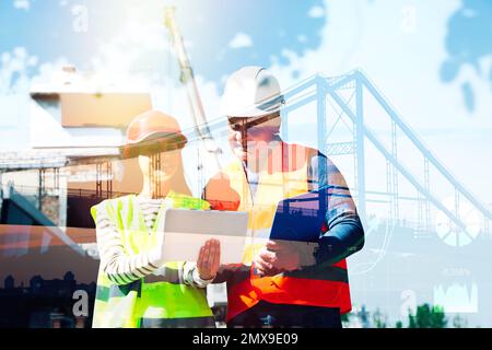 Esposizione multipla di ingegneri industriali in uniforme, paesaggio urbano, schema e costruzione Foto Stock