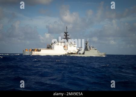 USCGC Stone (WMSL 758) conduce un esercizio di passaggio con Navio-Patrulha Macau durante un esercizio combinato e uno scambio di informazioni nell'Oceano Atlantico Meridionale, 29 gennaio 2023. Stone è su un dispiegamento programmato di più missioni nell'Oceano Atlantico meridionale per contrastare le attività marittime illecite e rafforzare le relazioni per la sovranità marittima in tutta la regione. (STATI UNITI Foto del corpo marino di Corporal Ethan Craw) Foto Stock