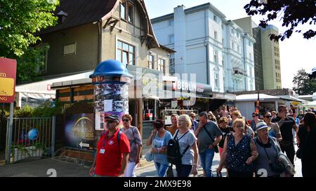 Miedzyzdroje, Polonia. 22 luglio 2021. Strade strette della stazione balneare di Miedzyzdroje Foto Stock