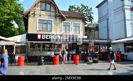 Miedzyzdroje, Polonia. 22 luglio 2021. Strade strette della stazione balneare di Miedzyzdroje Foto Stock