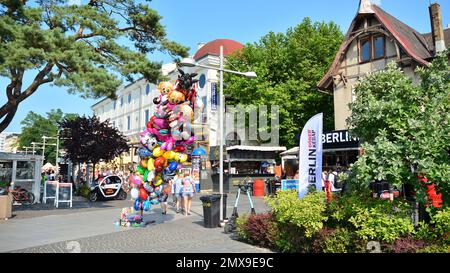 Miedzyzdroje, Polonia. 22 luglio 2021. Strade strette della stazione balneare di Miedzyzdroje Foto Stock