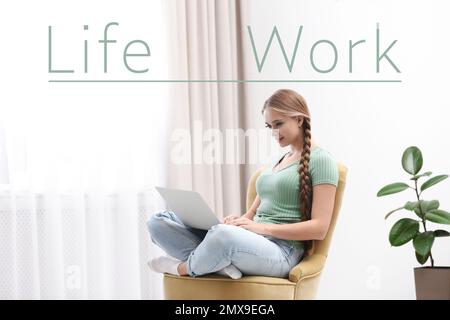 Giovane donna con un computer portatile seduto in poltrona a casa. Concetto di equilibrio tra lavoro e vita Foto Stock