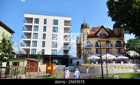 Miedzyzdroje, Polonia. 22 luglio 2021. Strade strette della stazione balneare di Miedzyzdroje Foto Stock