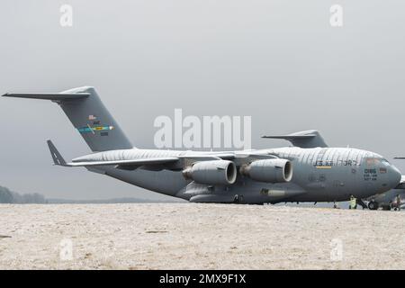 Una C-17 Globemaster III innevata siede sulla linea di volo alla base dell'aeronautica militare di dover, Delaware, 1 febbraio 2023. La base ha continuato le normali operazioni durante e dopo che la traccia di neve ha coperto la base e l'area locale. (STATI UNITI Air Force foto di Roland Balik) Foto Stock