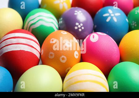 Uova di Pasqua colorate con motivi diversi come sfondo, primo piano Foto Stock