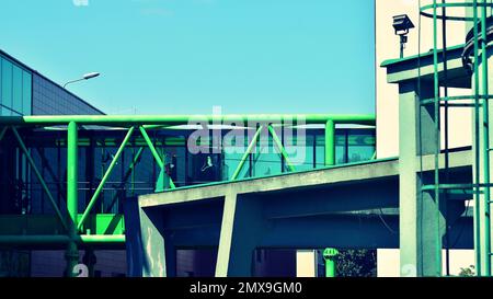 Frammenti di edificio nel quartiere degli affari della città moderna. Alto edificio di uffici nel centro cittadino. Architettura moderna di cemento, vetro e s tipici Foto Stock