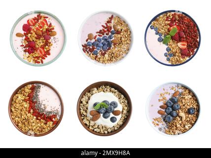 Set di diverse colazioni al granola con frutti di bosco su sfondo bianco, vista dall'alto Foto Stock