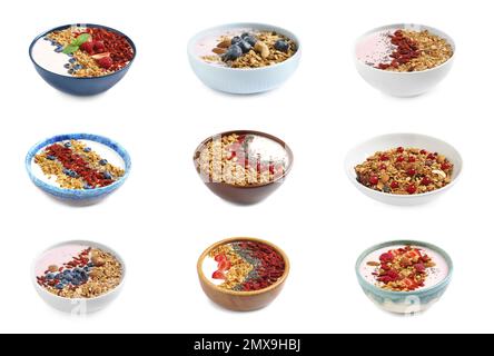 Set di diverse colazioni al granola con frutti di bosco su sfondo bianco Foto Stock