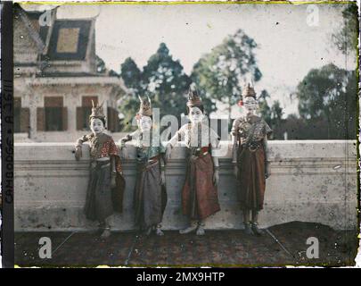 Palazzo reale, Phnom Penh, Cambogia, Indocina quattro ballerini del balletto reale in costumi principesse (?) , Léon occupato in Indochina Foto Stock