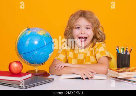 Ritorno a scuola. Divertente bambino di scuola elementare con libro. Istruzione. Studio e apprendimento dei bambini. Foto Stock