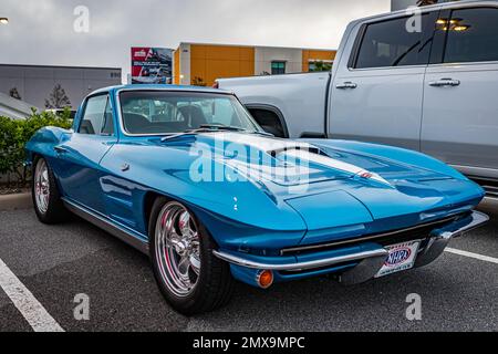 Daytona Beach, FL - 26 novembre 2022: Vista frontale d'angolo in prospettiva alta di una Chevrolet Corvette Coupe del 1964 in una fiera automobilistica locale. Foto Stock