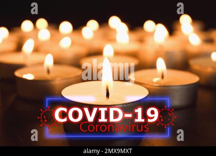 Cerimonia funebre dedicata alle vittime del coronavirus. Candele che bruciano sul tavolo Foto Stock