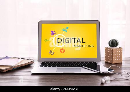 Concetto di marketing digitale. Moderno computer portatile su tavolo in legno Foto Stock