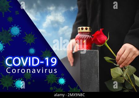 Cerimonia funebre dedicata alle vittime del coronavirus. Donna con candela e rosa vicino alla lapide all'aperto, primo piano Foto Stock