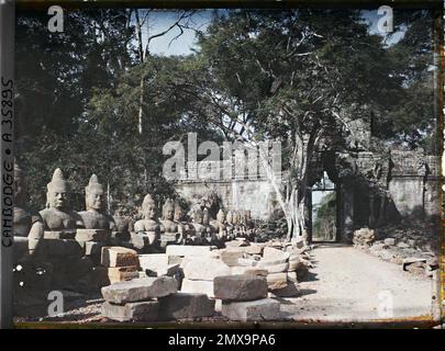 Angkor, Cambogia, Indocina la 'Chaussée des Géants' attraversando il Douve de la Cité vicino alla 'Porte de la Victoire' (Porte conduce al Palazzo reale), Léon occupato in Indocina Foto Stock