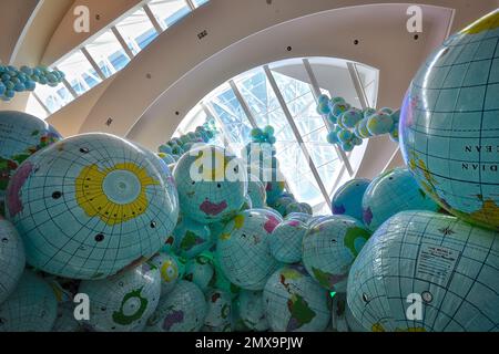 Toronto, Ontario / Canada - 04/10/2018: Un gruppo di palloni Planet Earth Globe è stato installato nell'atrio del centro di Scarborough. Foto Stock