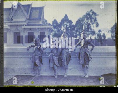 Palazzo reale, Phnom Penh, Cambogia, Indocina quattro ballerini del Balletto reale, in costumi guerrieri (soldati di sinistra, ufficiali di destra), Léon occupato in Indocina Foto Stock