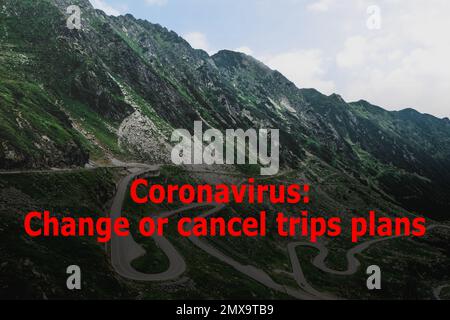 Cancellazione dei viaggi durante la quarantena del coronavirus. Paesaggio con montagne e strada tortuosa Foto Stock