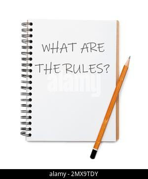 Notebook con testo QUALI SONO LE REGOLE? e matita su sfondo bianco, vista dall'alto Foto Stock