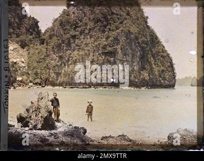 Baia di ha-Long, provincia di Quang-Yen, Tonkin, Indochine due bambini vicino alla grotta delle meraviglie, Léon occupato in Indochina Foto Stock