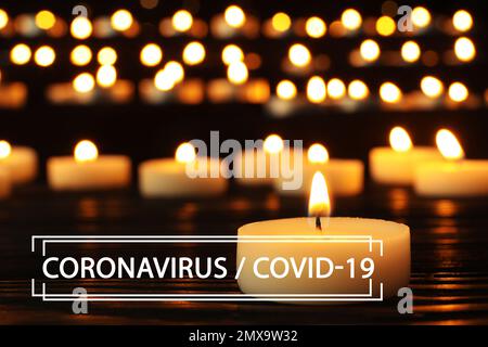 Cerimonia funebre dedicata alle vittime del coronavirus. Candele che bruciano sul tavolo Foto Stock