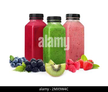 Diversi deliziosi frullati in bottiglia su sfondo bianco Foto Stock