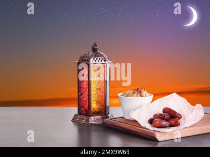 Tradizionale lanterna Ramadan e frutta secca sul tavolo. Vacanze musulmane Foto Stock