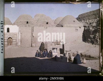 Abydos, Egitto, Africa di bambini, donne e un uomo di fronte alla Chiesa copta di Beni Mansour , 1914 - Egitto - Auguste Léon - (gennaio-febbraio) Foto Stock
