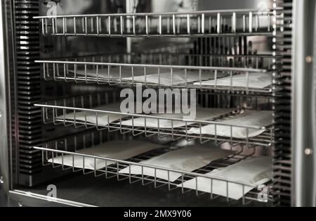 Confezioni con attrezzi per la manicure in cabina di disinfezione Foto Stock