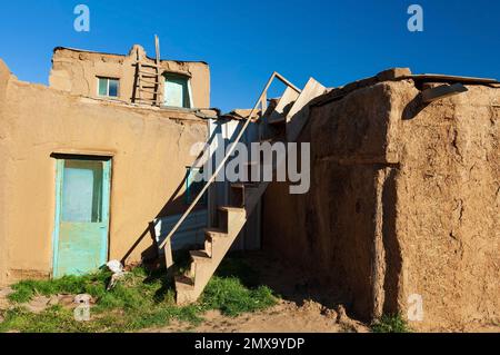 Tipiche case di adobe a Taos Pueblo Riserva degli Indiani d'America, una delle più antiche comunità continuamente abitate negli Stati Uniti, New Mexico Foto Stock