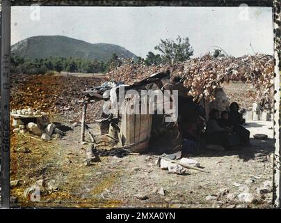 Malakasa, Grecia piccolo campo di fortuna che ospita albanesi, due donne e un bambino , 1913 - Balcani, Italia - Jean Brunhes e Auguste Léon - (settembre - ottobre 23) Foto Stock