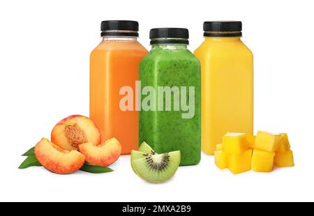 Diversi deliziosi frullati in bottiglia su sfondo bianco Foto Stock