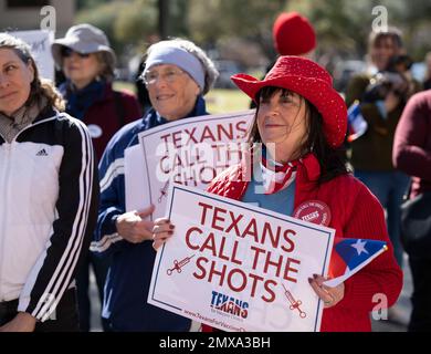 Austin Texas USA, 29 gennaio 2023: Un piccolo gruppo di conservatori texani si radunano al Campidoglio del Texas per abrogare i rimanenti mandati vaccinali in modo che i texani abbiano una "scelta di vaccini" piuttosto che vaccinazioni richieste. ©Bob Daemmrich Foto Stock