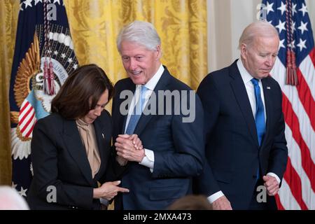 L'ex presidente degli Stati Uniti Bill Clinton saluta il vice presidente americano Kamala Harris dopo aver commentato il 30th° anniversario della Family and Medical Leave Act alla Casa Bianca di Washington, DC il 2 febbraio 2023. Credit: Chris Kleponis/CNP /MediaPunch Foto Stock