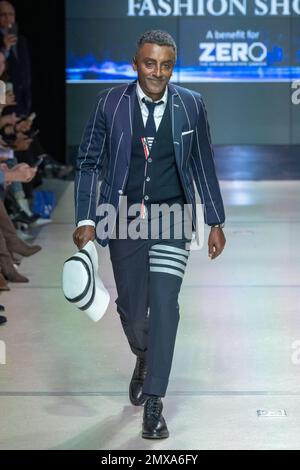 NEW YORK, NEW YORK - 01 FEBBRAIO: Marcus Samuelsson cammina sulla pista indossando Thom Browne durante il settimo annuale Blue Jacket Fashion Show presso i Moonlight Studios il 1 febbraio 2023 a New York City. Foto Stock