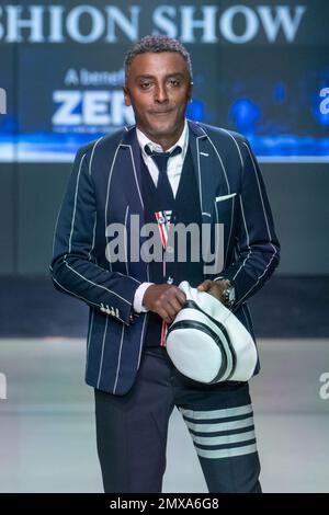 NEW YORK, NEW YORK - 01 FEBBRAIO: Marcus Samuelsson cammina sulla pista indossando Thom Browne durante il settimo annuale Blue Jacket Fashion Show presso i Moonlight Studios il 1 febbraio 2023 a New York City. Foto Stock