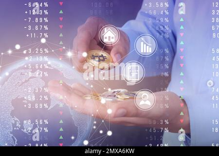 Uomo con bitcoins su sfondo a colori, primo piano Foto Stock