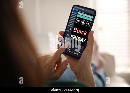 Black Friday. Donna che acquista online utilizzando lo smartphone, primo piano Foto Stock